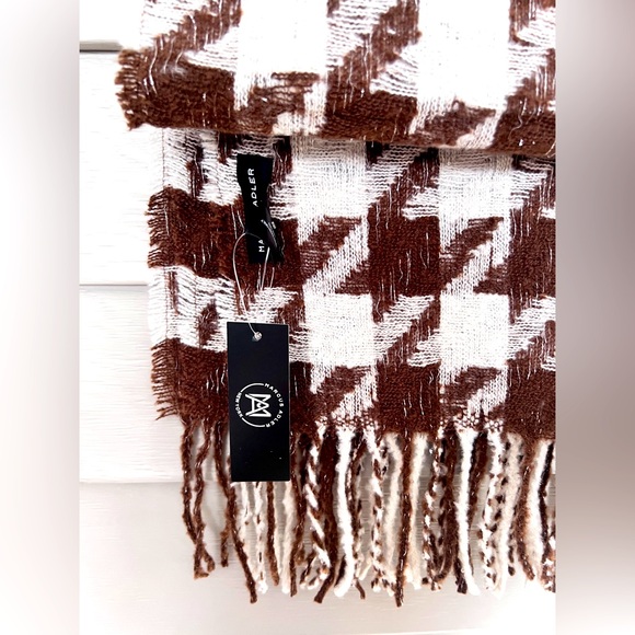 Houndstooth weaved scarf/shawl with sparkly threads - Picture 3 of 8